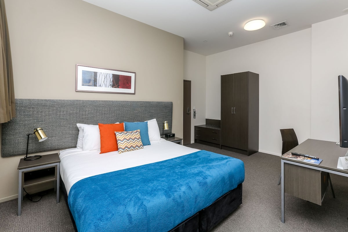 1 bedroom, premium bedding, desk, laptop workspace