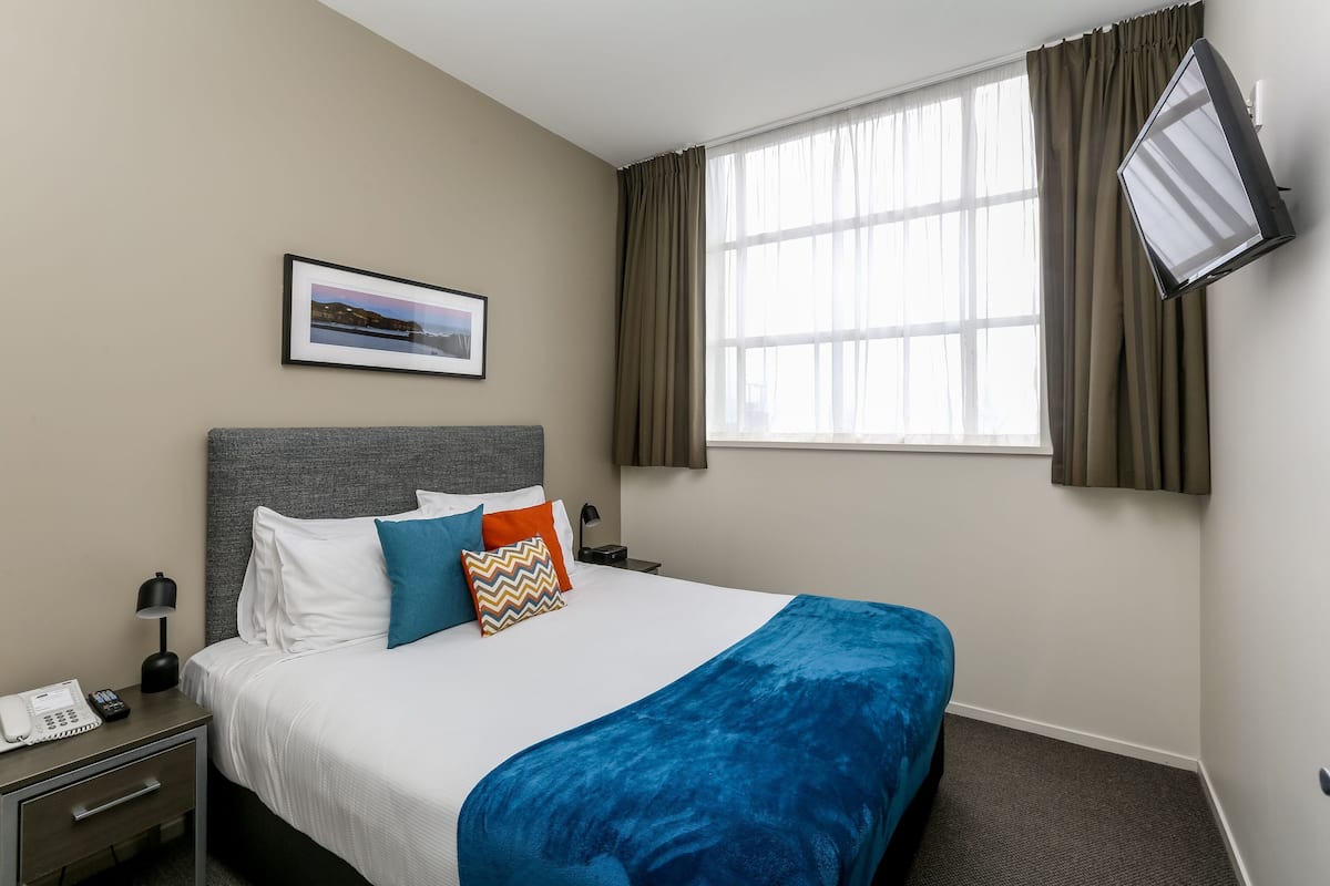 1 bedroom, premium bedding, desk, laptop workspace