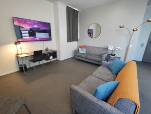 Departamento ejecutivo, 1 habitación | Área de sala de estar | Smart TV, películas de estreno y servicios de streaming 