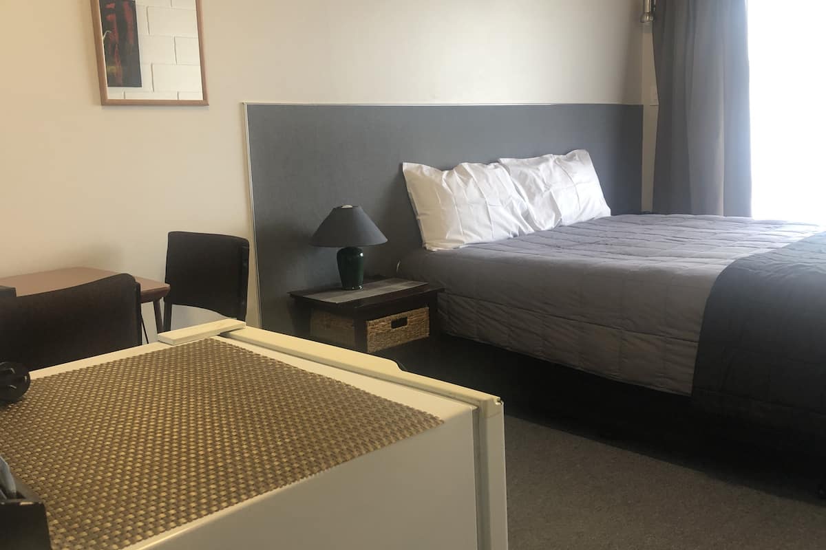 Studio Basic | 1 sovrum, arbetsyta för laptop och mörklÀggningsgardiner