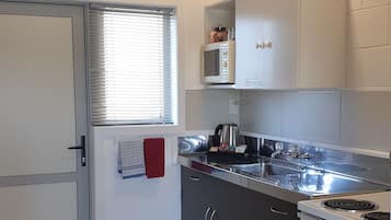 1 habitación, espacio para trabajar con laptop y cortinas blackout