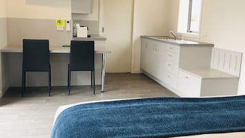 1 habitación, espacio para trabajar con laptop y cortinas blackout