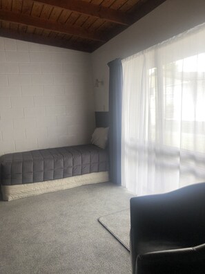 Studio - Units 4,6,7,9  | Laptop workspace, blackout drapes, iron/ironing board, free WiFi - Thornton Lodge Motel (Waipukurau)