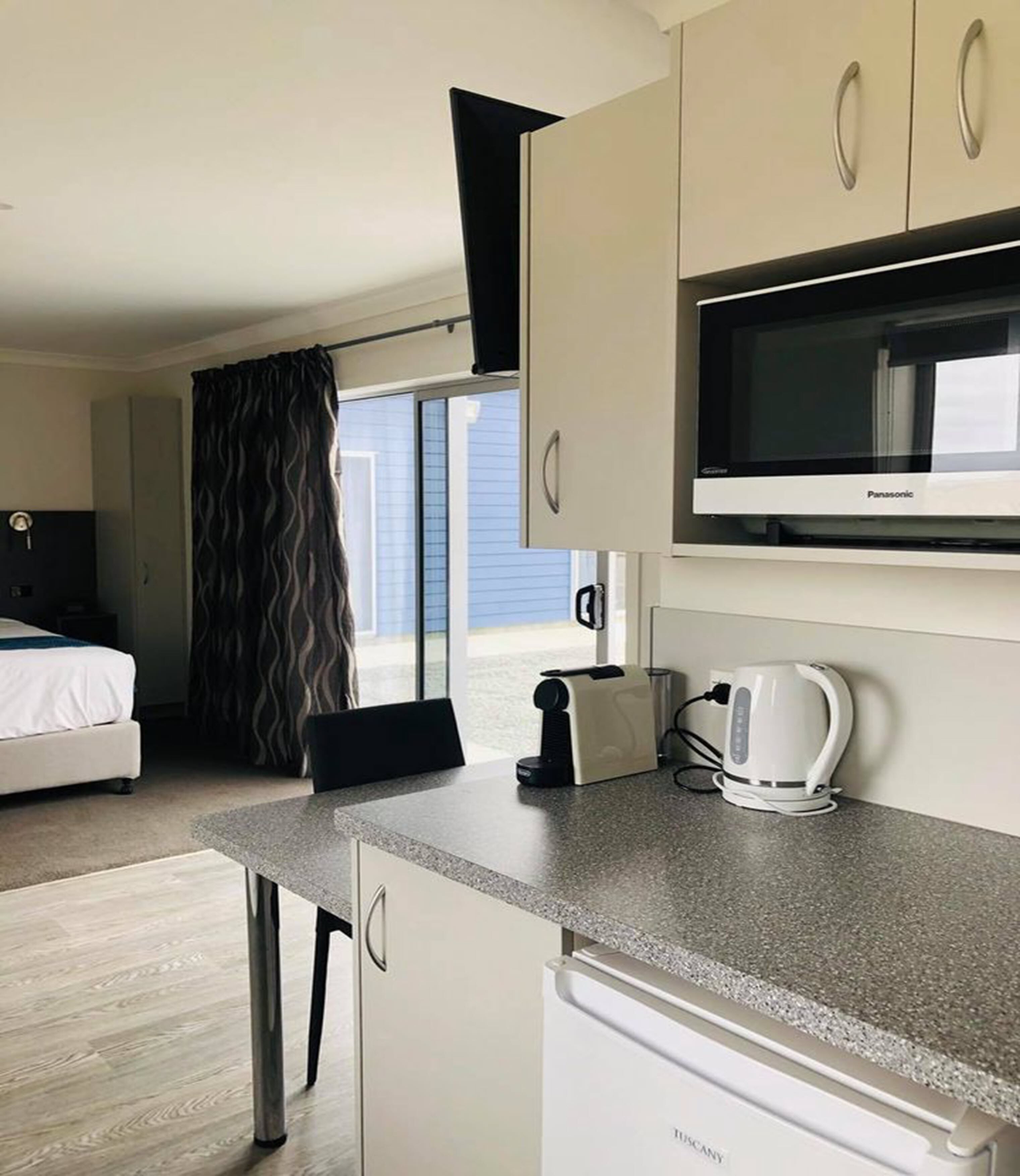 Studio | Laptop workspace, blackout drapes, iron/ironing board, free WiFi