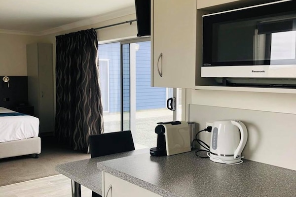 Studio | Kannettavalle tietokoneelle sopiva työtila, pimennysverhot