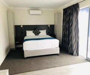 Studio | Laptop workspace, blackout drapes, iron/ironing board, free WiFi - Thornton Lodge Motel (Waipukurau)