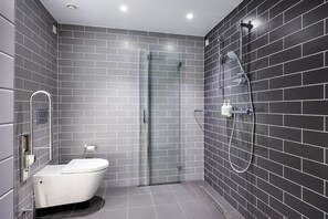 Shower, hair dryer, towels - Holiday Inn Express Antwerp City Centre by IHG (Antwerp)