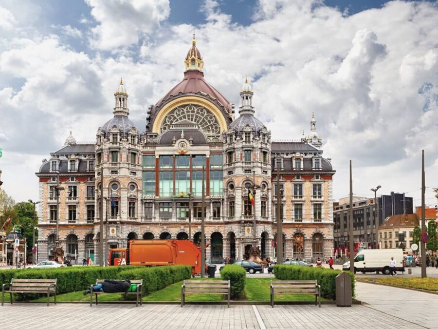 Ein historisches Gebäude mit aufwendiger Architektur, einer zentralen Kuppel und einem großen Eingang.
