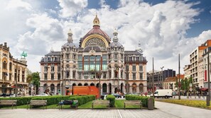 A historic building with ornate architecture, a central dome, and a large entrance. - Holiday Inn Express Antwerp City Centre by IHG (Antwerp)