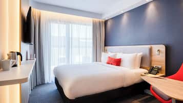 Een bureau, geluiddichte muren, een strijkplank/strijkijzer