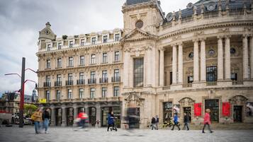 Ein historisches Gebäude mit klassischer Architektur, großen Fenstern und einem zentralen Eingang.