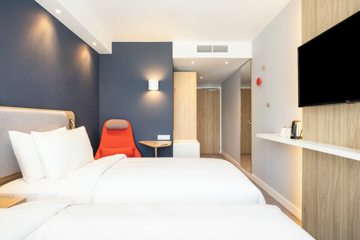 Habitación estándar, 2 camas individuales | Escritorio, insonorización y tabla de planchar con plancha 