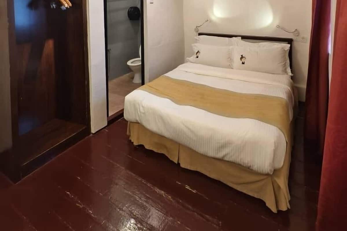 Superior Queen Ensuite | Una cassaforte in camera, ferro/asse da stiro, Wi-Fi gratuito, lenzuola