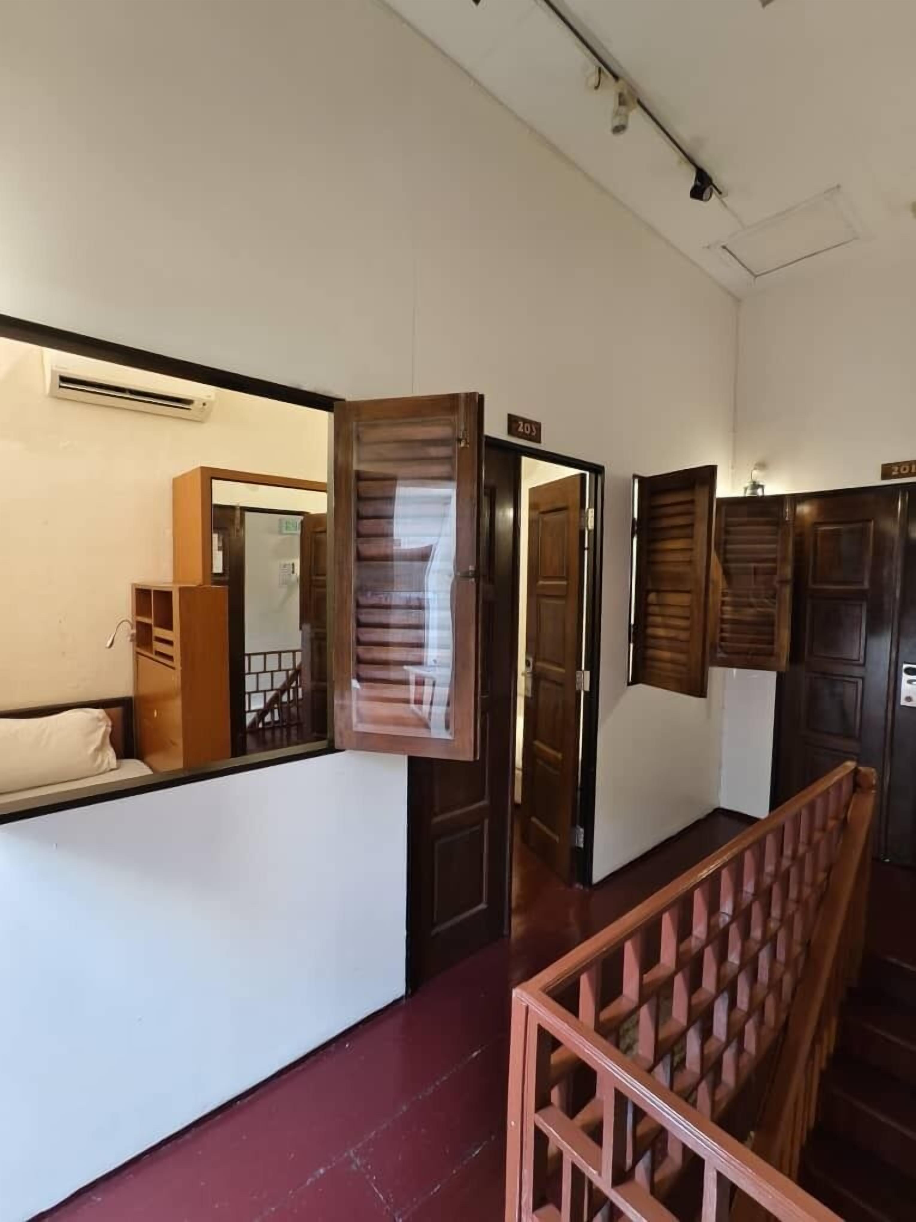 Twin (Shared Bathroom) | Brankas, setrika/meja setrika, Wi-Fi gratis, dan seprai linen