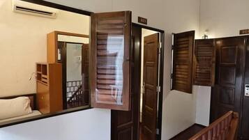Twin (Shared Bathroom) | In-room safe, iron/ironing board, free WiFi, bed sheets