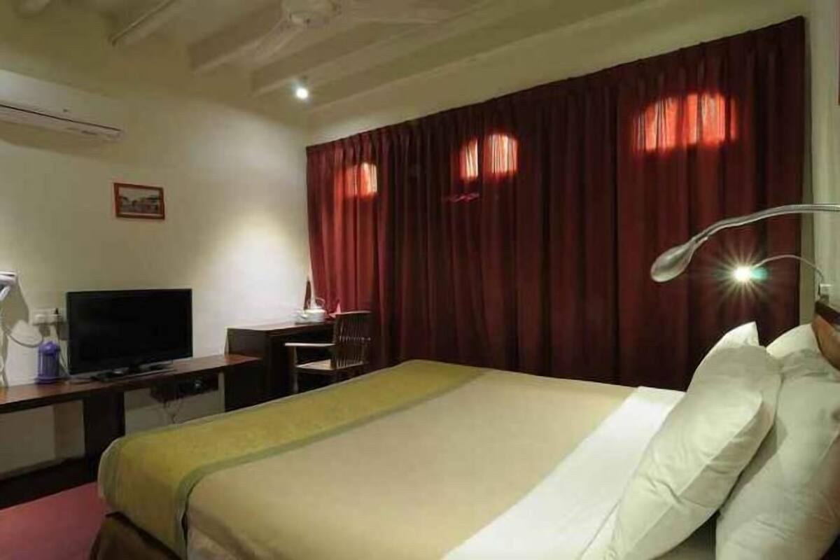 In-room safe, iron/ironing board, free WiFi, bed sheets