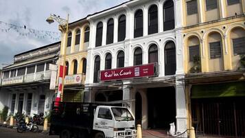 A building with a red sign reading "Red Inn Court."