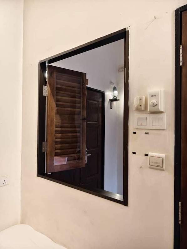 Twin (Shared Bathroom) | Coffres-forts dans les chambres, fer et planche à repasser