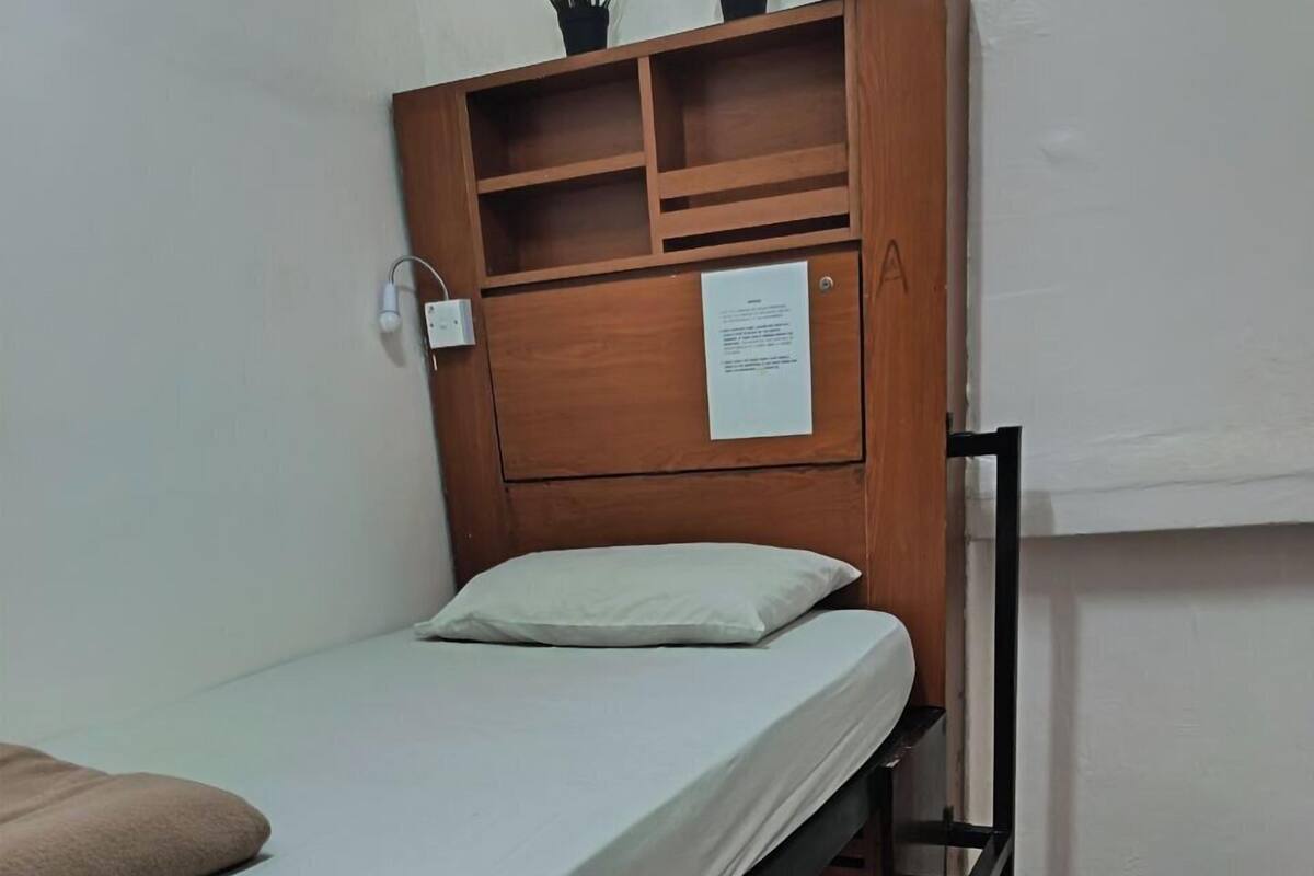 Dormitorio compartido básico, dormitorio mixto, para no fumadores, planta baja | Caja de seguridad en la habitación y tabla de planchar con plancha