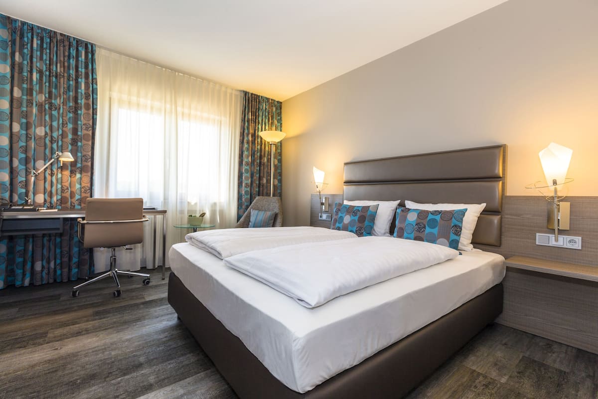 comfort room | minibar, in-room safe, desk, iron/ironing board