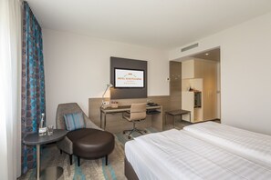 Minibar, coffres-forts dans les chambres, bureau