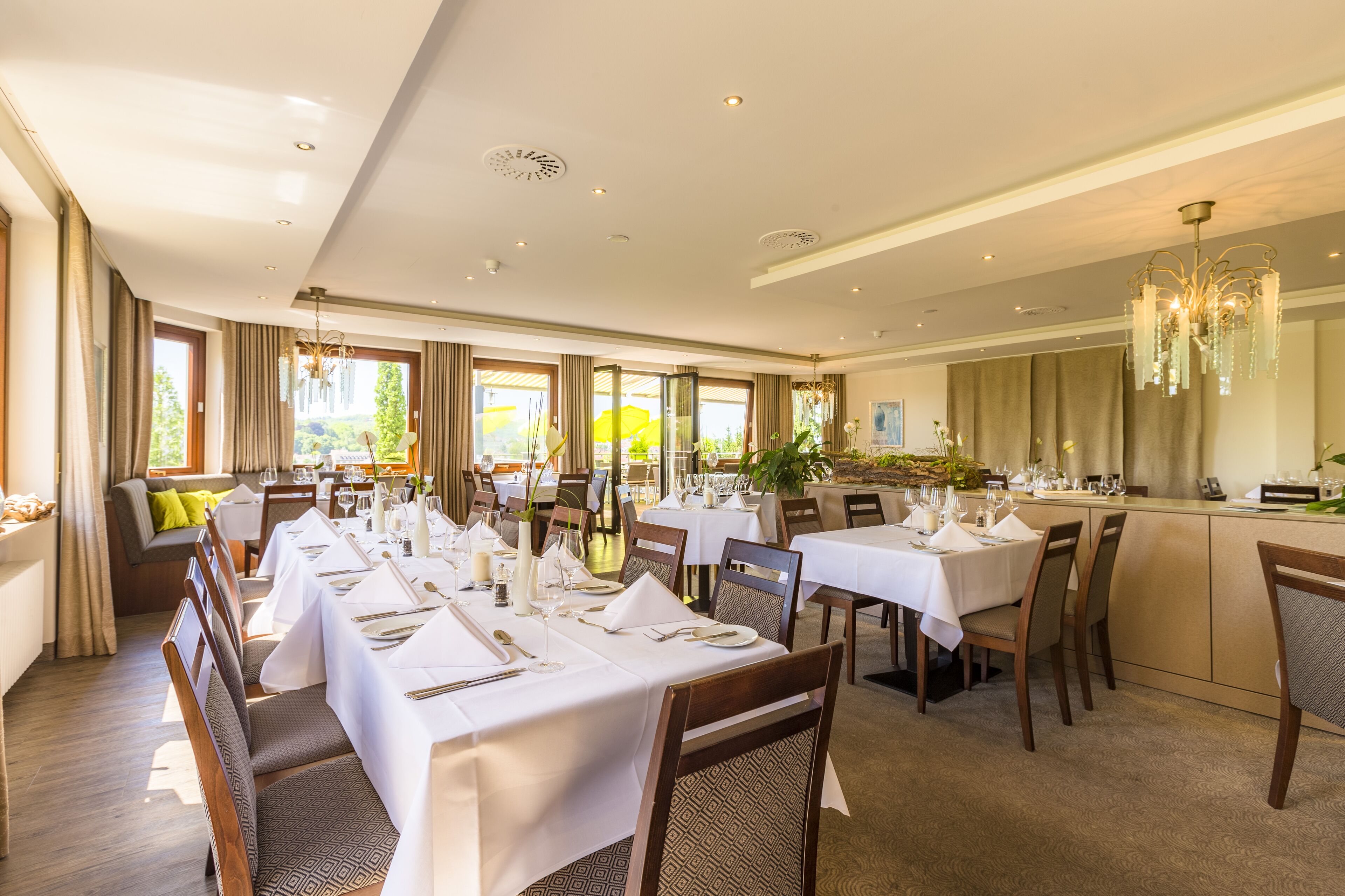 lunch and dinner served, international cuisine