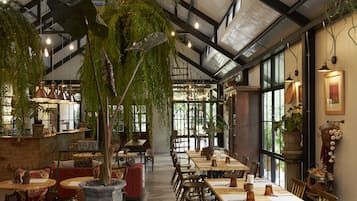 Se sirven almuerzos y cenas; cocina tailandesa; con vista al jardín