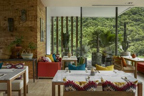 Lunsj, middag og brunsj serveres, thailandske retter, utsikt mot hagen 