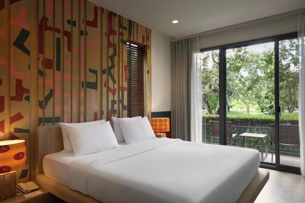 In-room safe, rollaway beds (surcharge), WiFi (free)