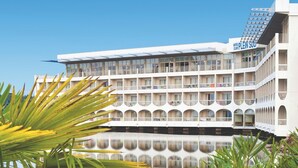 A multi-story hotel with balconies, a rooftop bar, and a pool. - Club Vacances Bleues Plein Sud (Hyères)