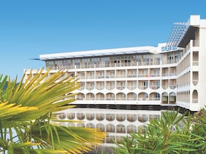 A multi-story hotel with balconies, a rooftop bar, and a pool. - Club Vacances Bleues Plein Sud (Hyères)