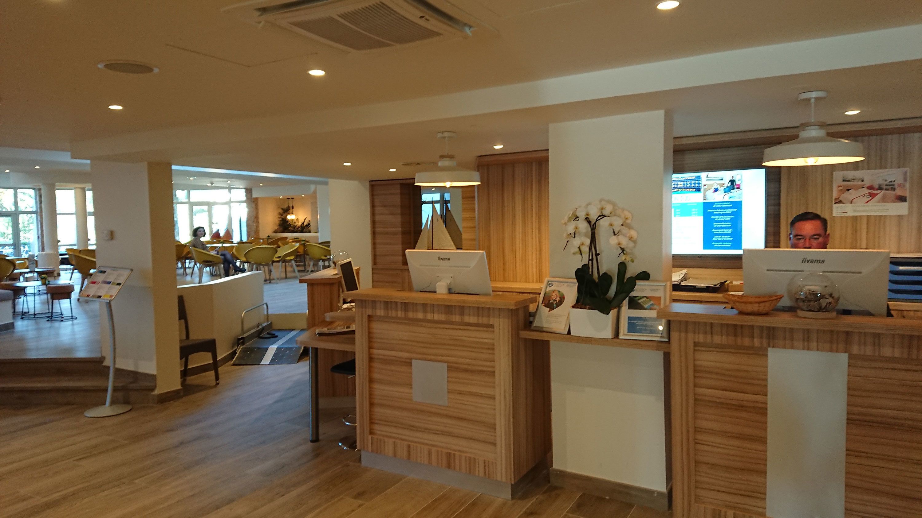 Lobby lounge