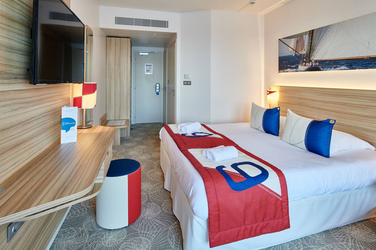 Premium bedding, in-room safe, desk, soundproofing