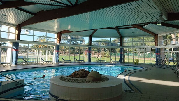 An indoor swimming pool with a hot tub, exercise equipment, and lounge chairs. - Club Vacances Bleues Plein Sud (Hyères)