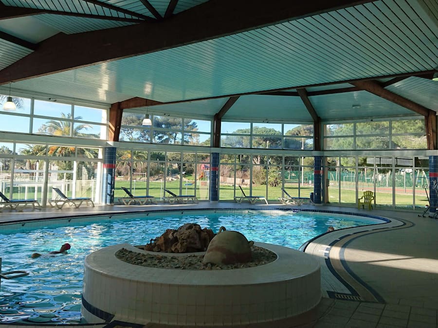 Innendørsbasseng og solsenger