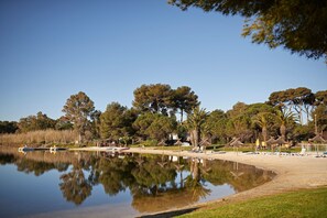 沙滩椅、海滩遮阳伞、海滩按摩、帆板运动