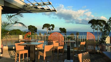 2 restaurants, serveren lunch, diner, Franse gerechten
