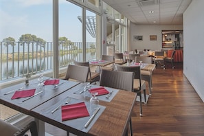 2 Restaurants; Mittagessen und Abendessen werden serviert
