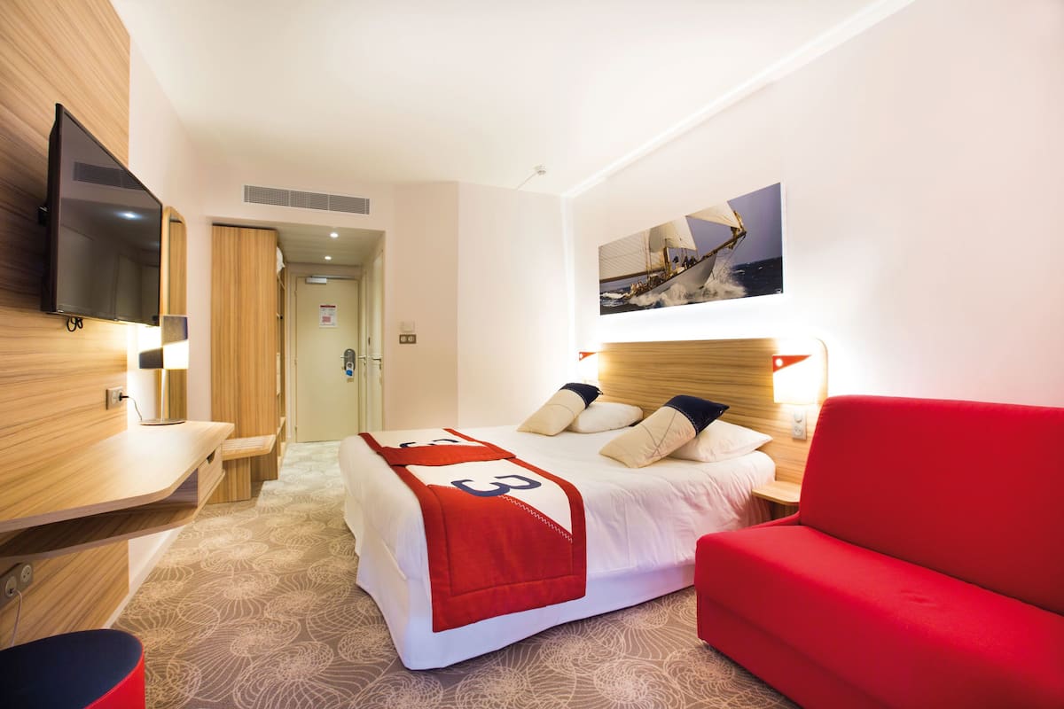 Premium bedding, in-room safe, desk, soundproofing