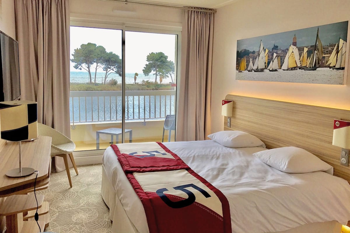 Premium bedding, in-room safe, desk, soundproofing