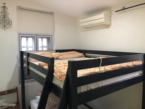 Kamar Double atau Twin, kamar mandi umum | Setrika/meja setrika, tempat tidur lipat/tambahan, dan Wi-Fi gratis