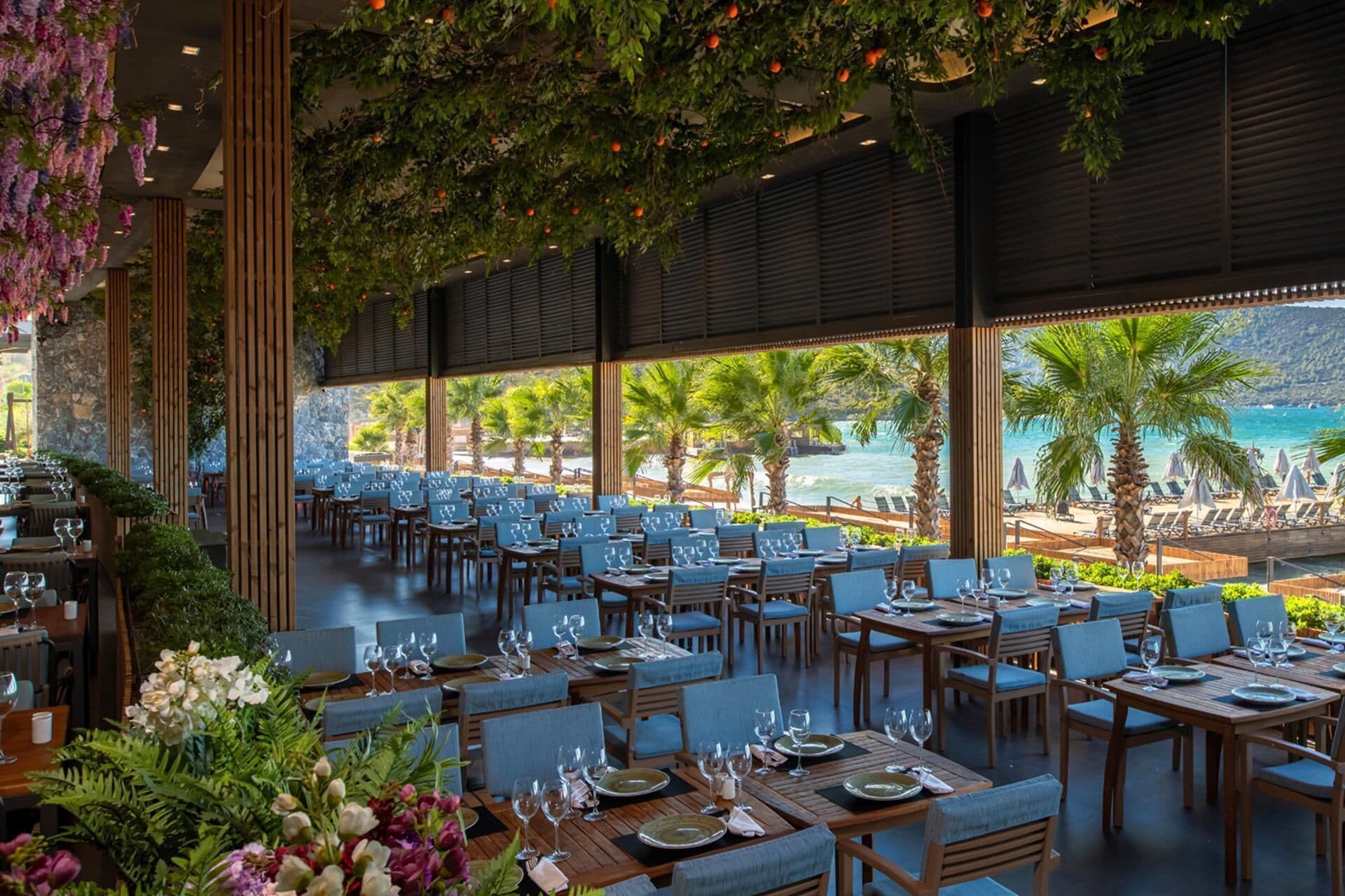 6 restaurants; breakfast, lunch, dinner and brunch served 