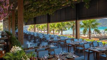 6 restaurants; breakfast, lunch, dinner and brunch served