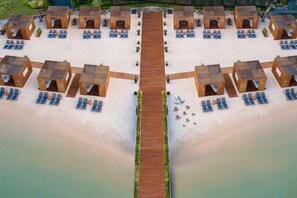 Plage privée, sable blanc, cabines (en supplément), chaises longues