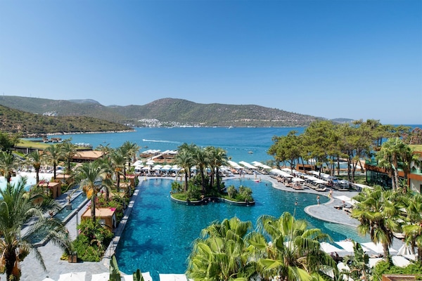 5 outdoor pools, pool umbrellas, sun loungers