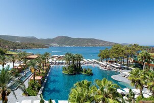 5 outdoor pools, pool umbrellas, sun loungers