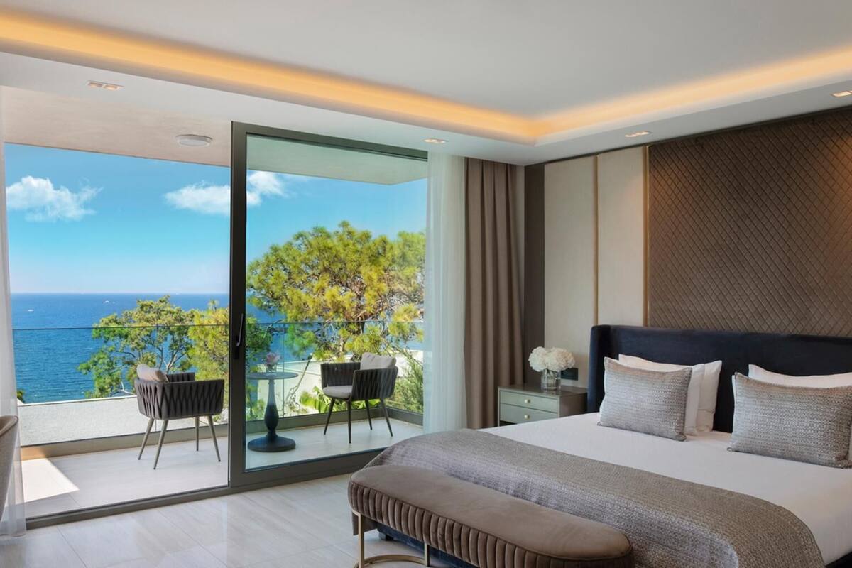 1 bedroom, free minibar, in-room safe, blackout curtains