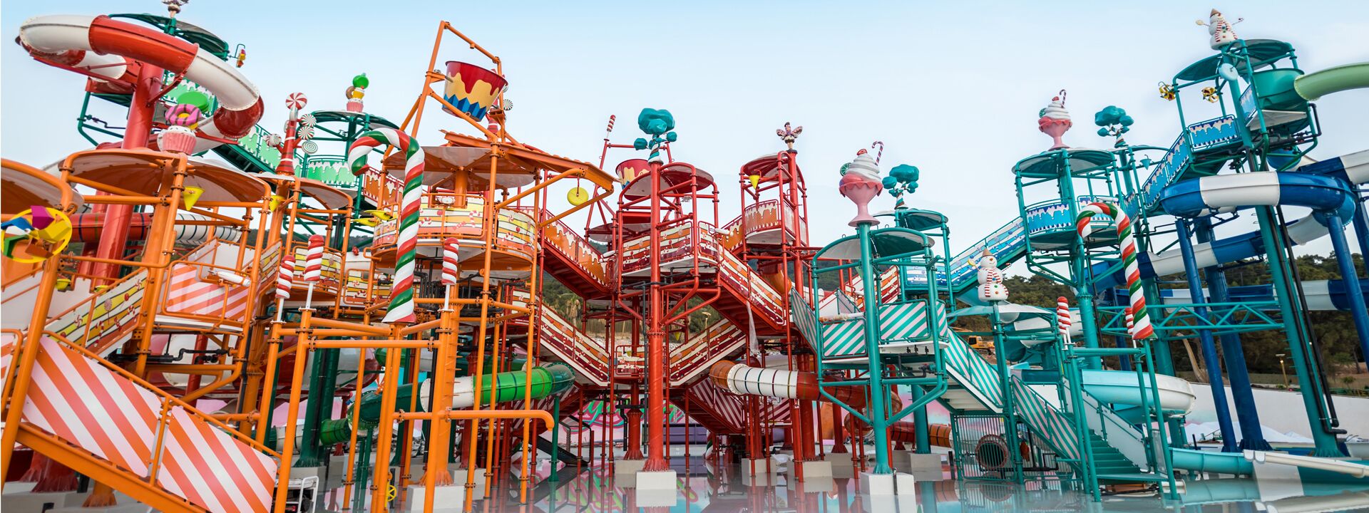 Un parque acuático con diversas toboganes y estructuras de juego coloridas.