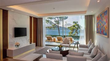Poseidon Villa | Área de estar | TV LCD 32 polegadas com canais via satélite, TV