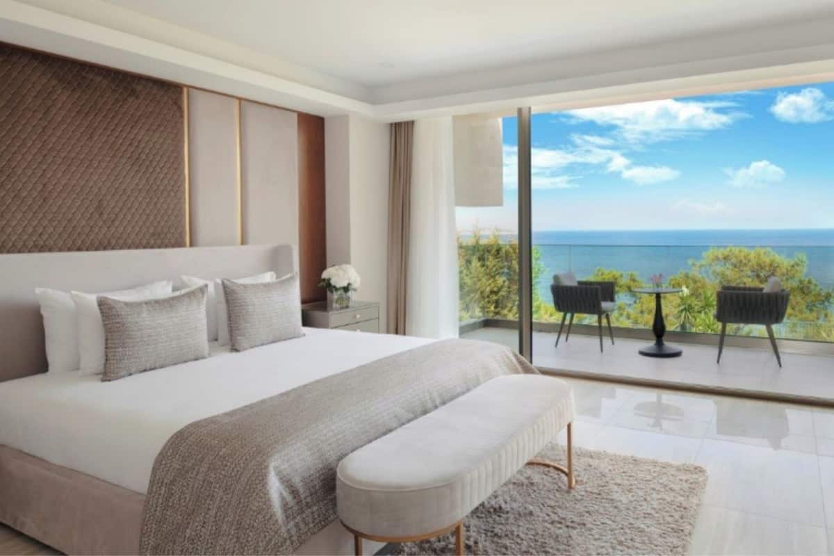 Poseidon Villa | Artículos del minibar gratis y caja de seguridad en la habitación